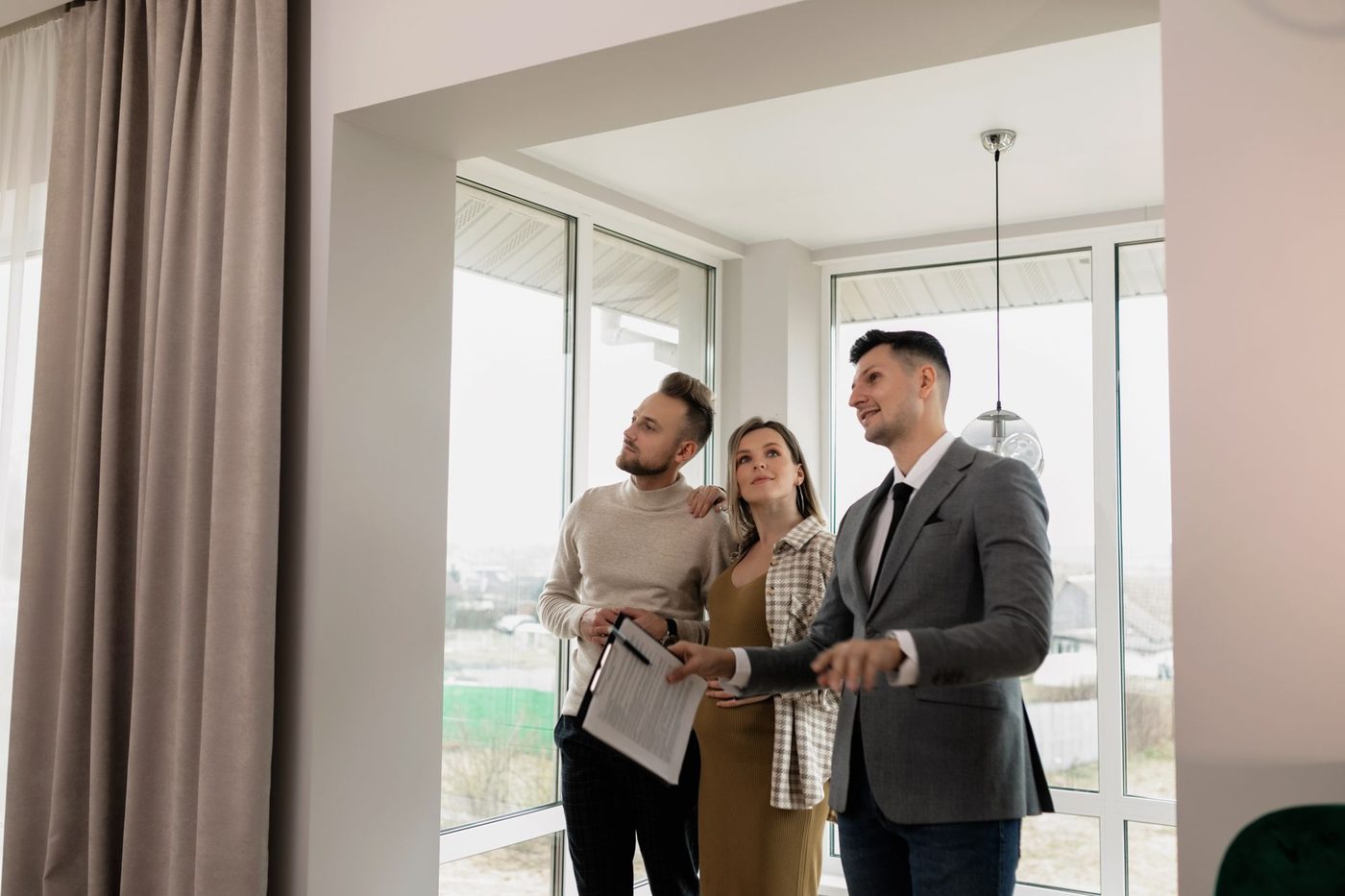 Persona recibiendo las llaves de su vivienda