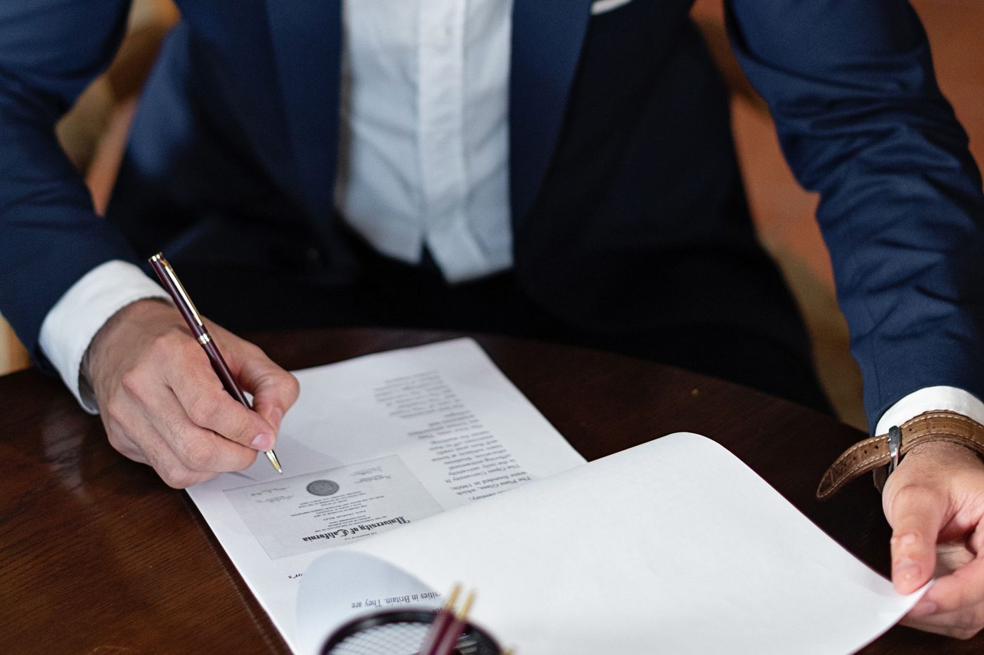 Firma de un contrato de compraventa de vivienda